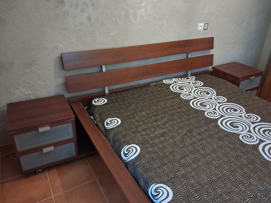 Conjunto de Cama Casal + 2 Mesas de Cabeceira