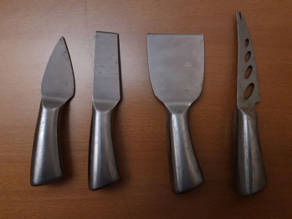 Pequenas facas de aço para cortar queijo