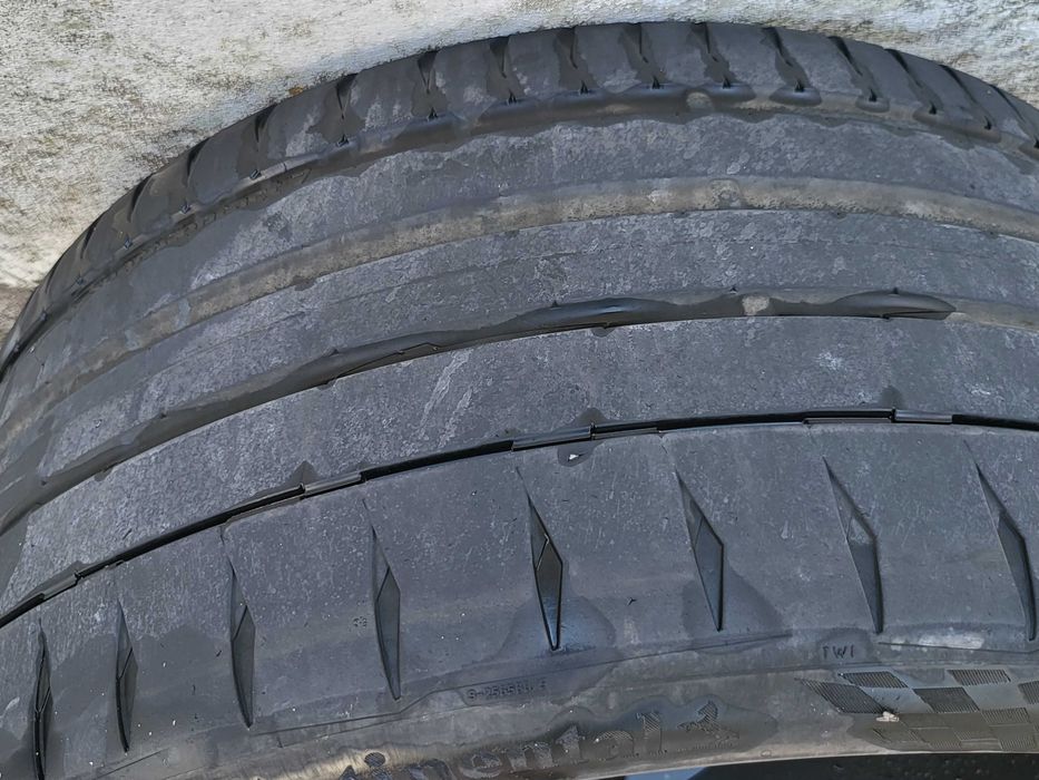 pneus CONTINENTAL 275/30/20 XL ZR com metade do piso sem rasgões