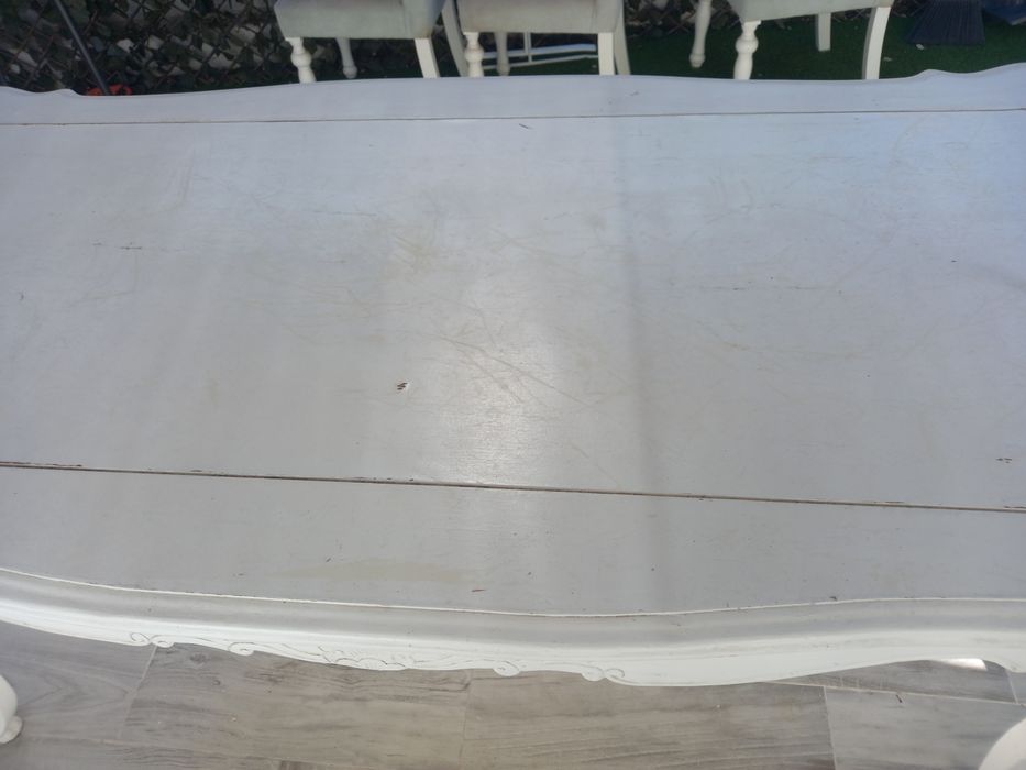 Mesa trabalhada para restaurar