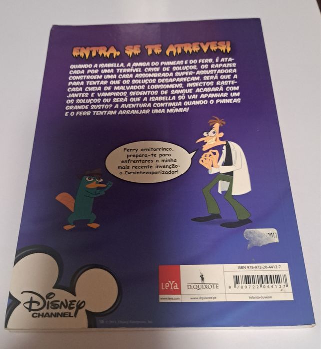 livro infantil "Phineas e Ferb: Assustar é o Melhor Remédio", editora Dom Quixote., os personagens construindo uma casa assombrada