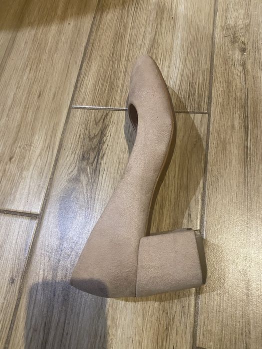 Buty zamszowe pudrowe na słupku rozmiar 38
