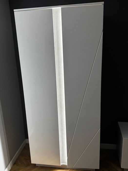Biała szafa z podświetlaniem LED 92x200x51