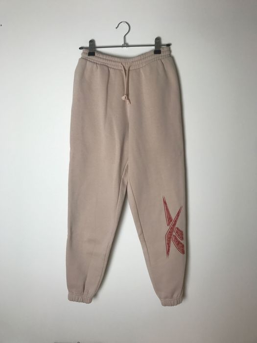 Pastelowe bawełniane sportowe spodnie dresowe, szerokie dresy pudrowy róż Reebok