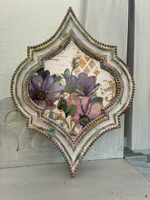 Uma moldura ornamental de inspiração clássica 20 cm x 28 cm (de bico a bico)