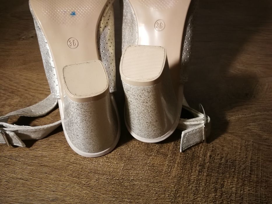 Skórzane błyszczące złote sandałki na słupku