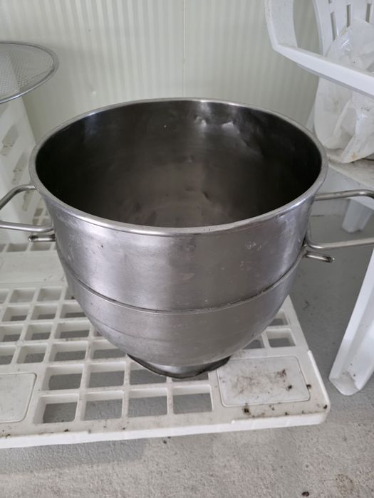Amassadeira profissional com utensílios diversos