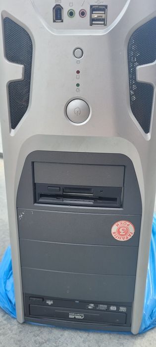 Системний блок в робочому стані, з якісними деталями