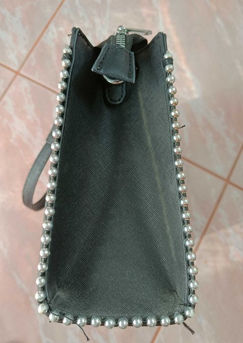 Czarna torebka shopper z ćwiekami i łańcuszkami