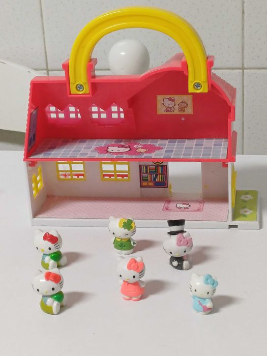 Casa da Hello Kitty com 6 bonecas