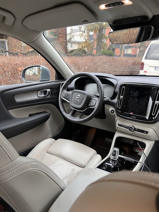 Sprzedam Volvo XC40 na gwarancji