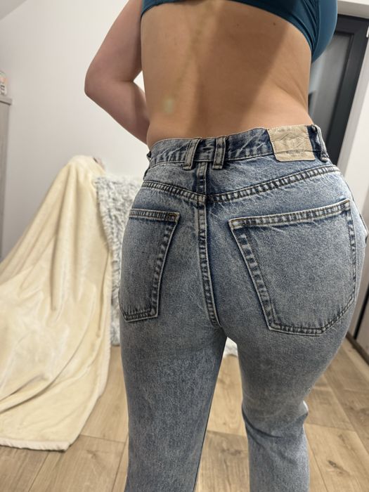 Soodnie jeansy mom slim fit Pull&Bear