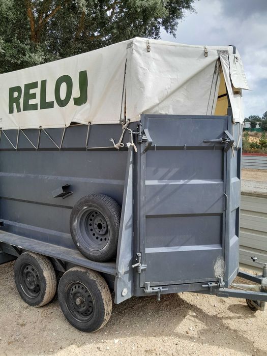 Alugo atrelado de dois cavalos