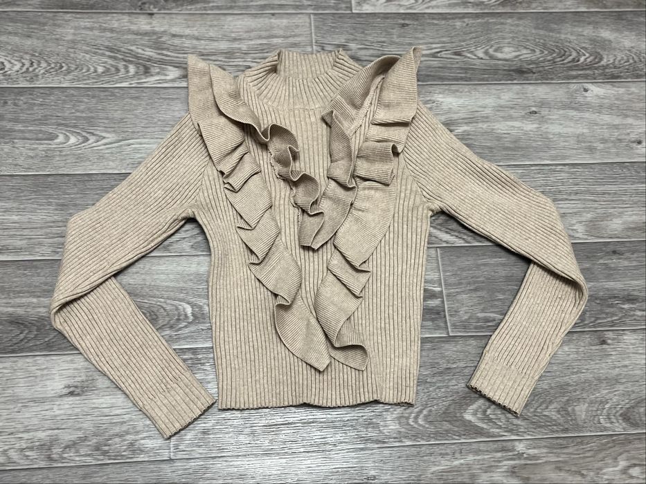 Бежева кофтина з рюшами