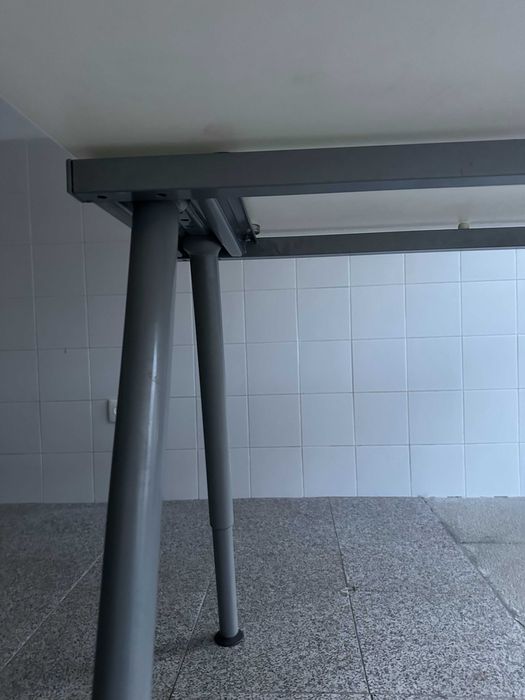 mesa tampo vidro e pernas regulaveis em altura