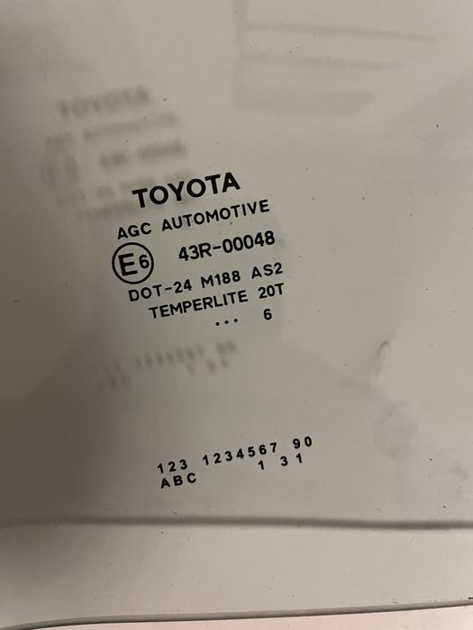Toyota Yaris III / szyba tylna drzwi prawa lewa tył / ORG.