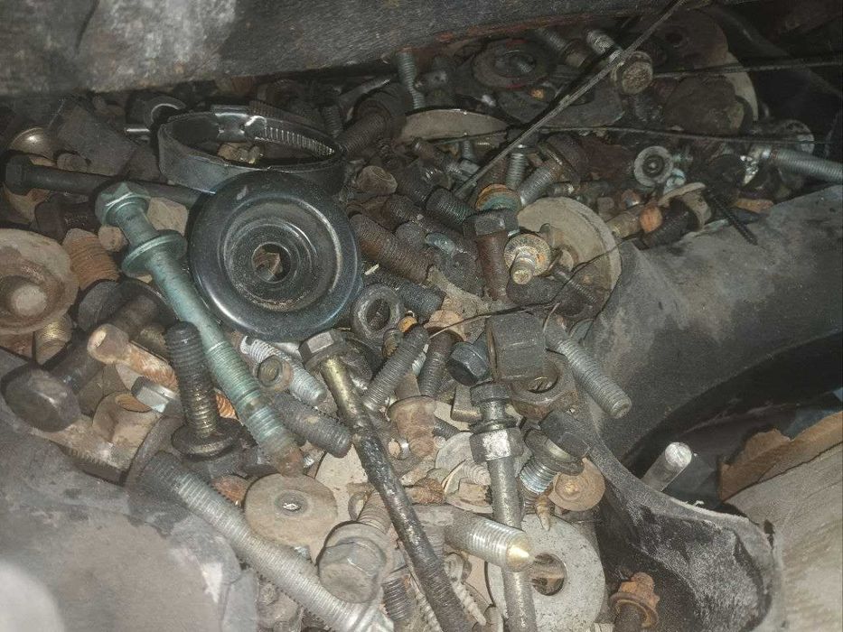 Болти гайки насипом кг колісні