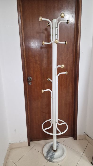 Bengaleiro de ferro com pé de mármore