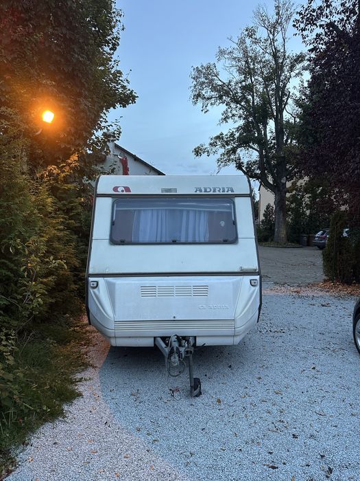 Adria 4256 TE – zadbana przyczepa kempingowa, łazienka, gotowa na wyjazdy.
