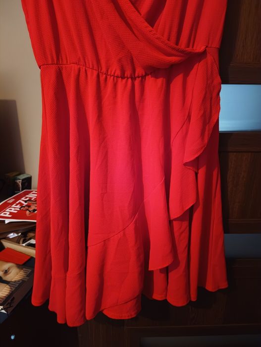 Sukienka czerwona z falbanka