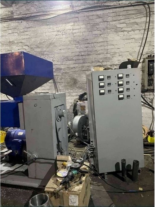 Экструдер для переработки полимеров.