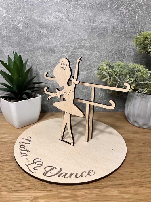 Лазерна різка та гравіювання. Медальниці, топпери, коробочки, QR коди.