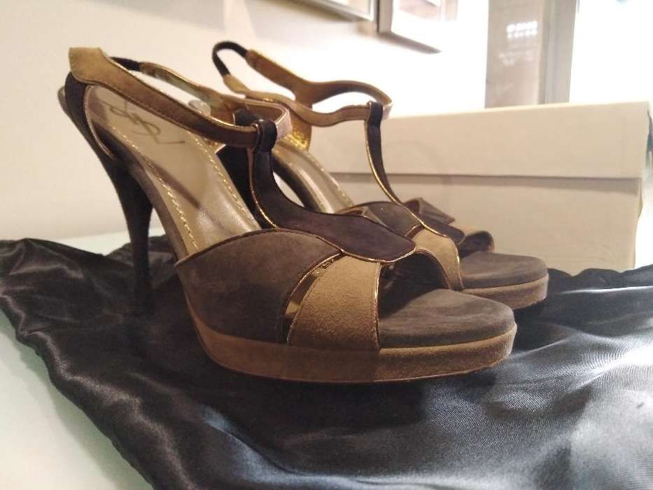 Par de sandálias Yves Saint Laurent, 38 1/2, usados apenas uma vez.