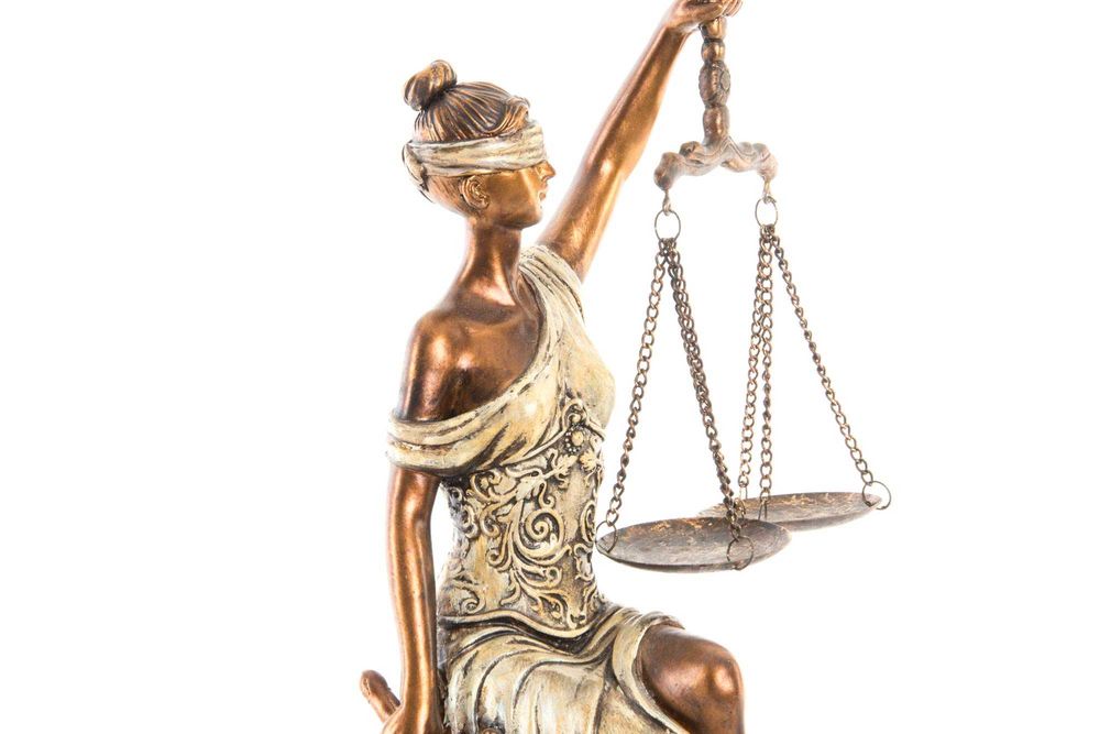 Estatueta Deusa Justiça Sentada- 17x15x35cm By Arcoazul