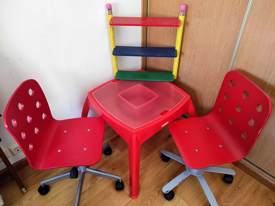 Cadeira giratória com rodízios para secretária, Ikea, como nova, verm.