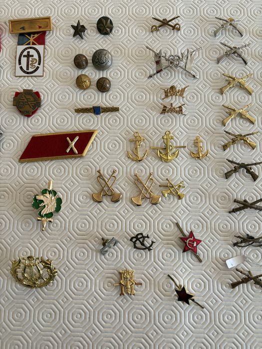 Medalhas crachas placas pins