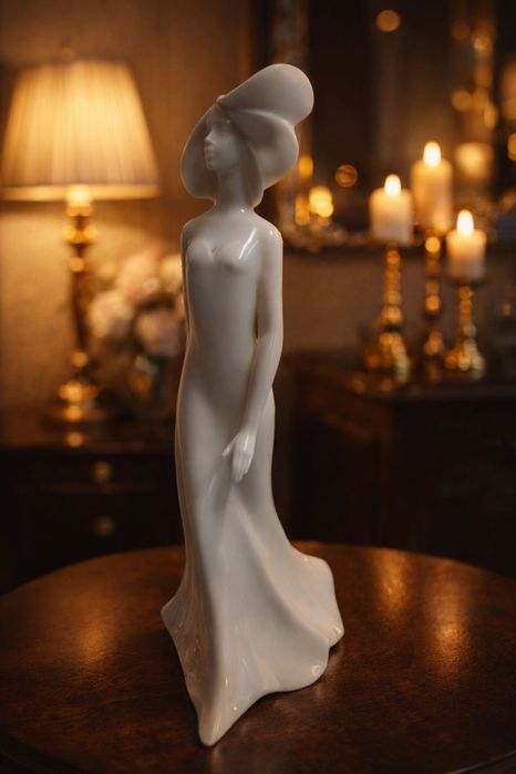 Royal Doulton фарфоровая статуэтка Леди • Англия 31 см.