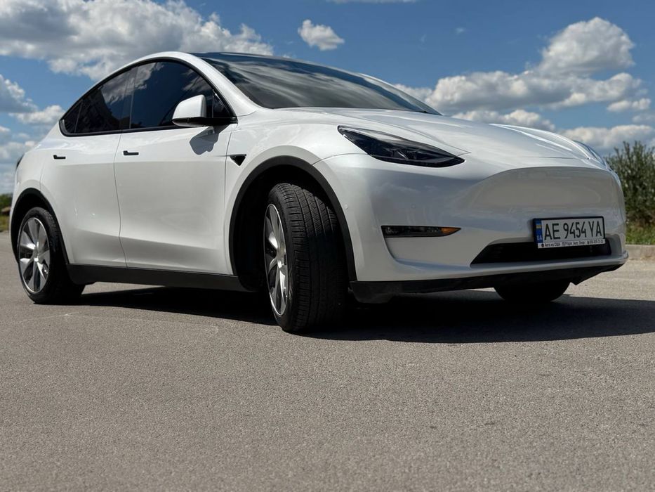 Tesla model Y 2021 года