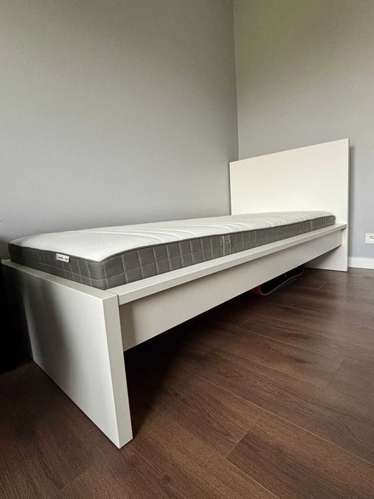 Łóżko IKEA - MALM z materacem i dnem.