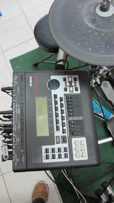 Bateria Yamaha DTX III  eletrónica
