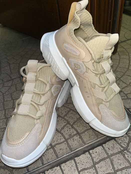 Кросівки в бежевому кольорі