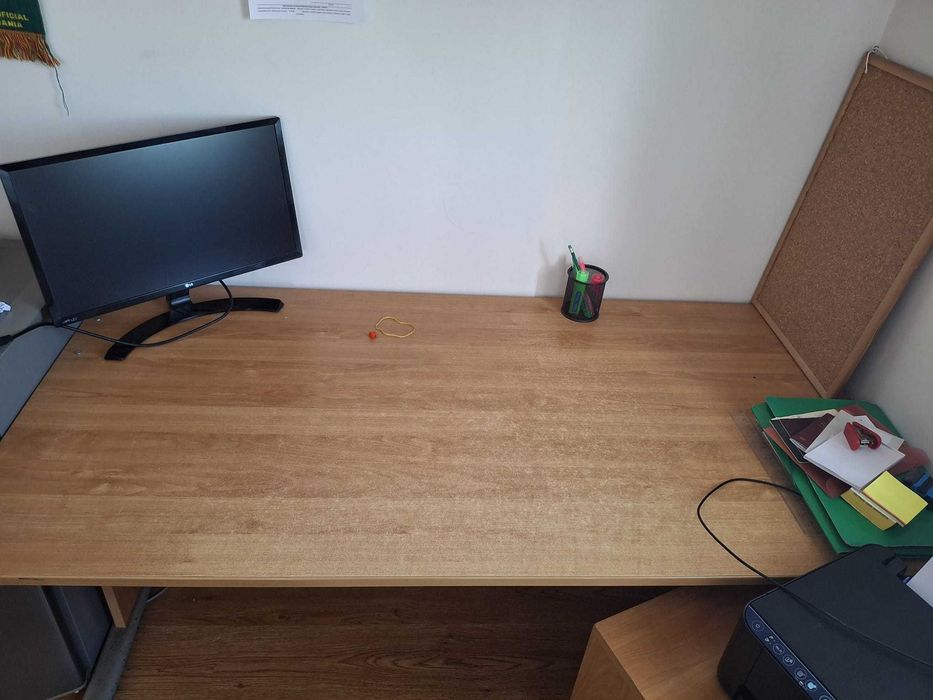 mesa escritório e móvel de gavetas