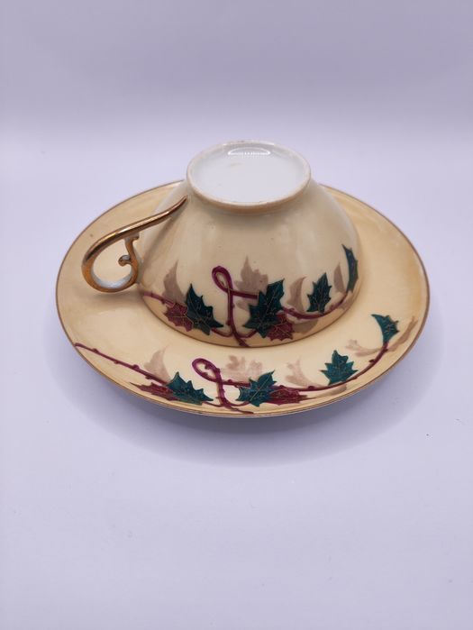 Chávena antiga em fina porcelana