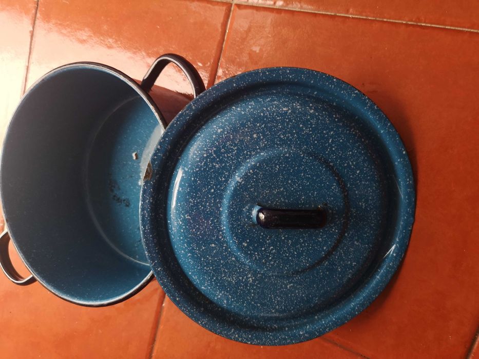 Tachos e tabuleiro em esmalte