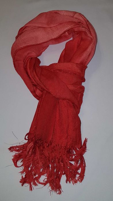 Cieniowany szalik różowo czerwony, złota nitka