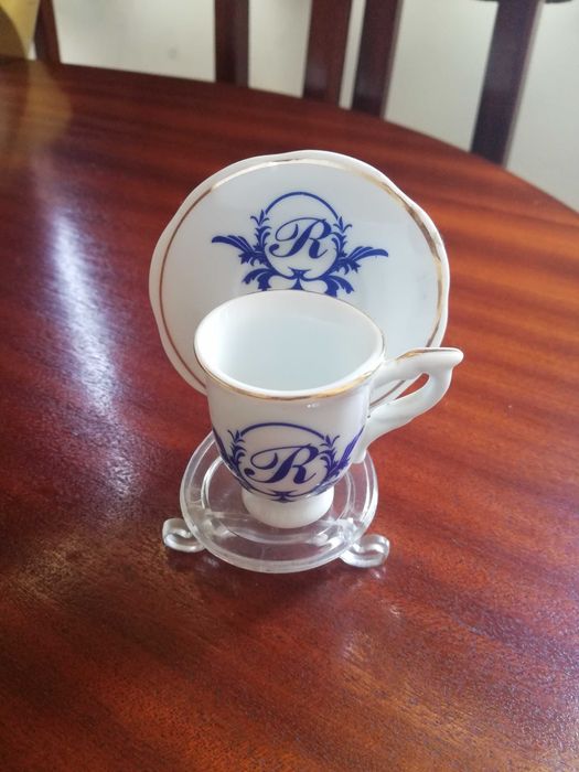 Chávenas porcelana miniatura novas com pires e suporte