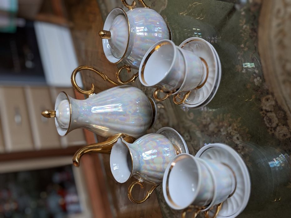 Кавовий сервіз біло-золотий