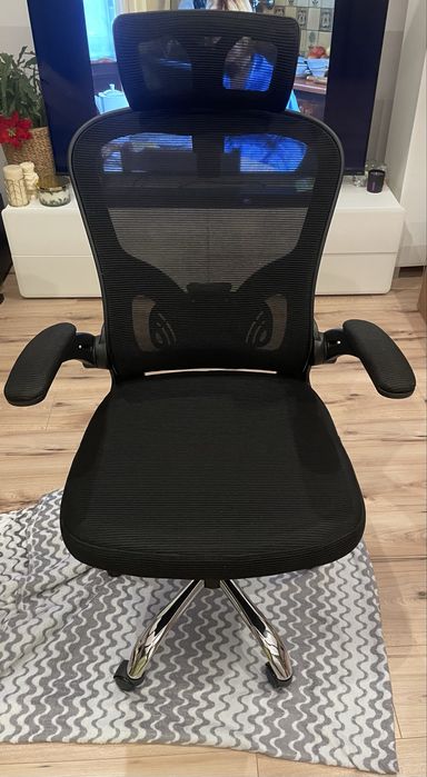 Ergonomiczny fotel biurowy z oparciem i zagłówkiem wykonanym z siatki