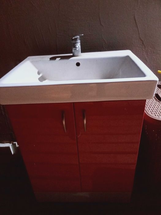 Szafka z umywalką i baterią