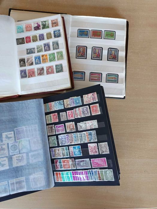 100 envelopes de Primeiro dia de Circulação, Portugueses + 4 álbuns.