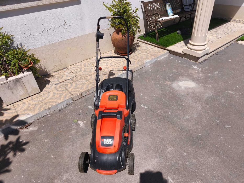 Corta-relva elétrico BLACK+DECKER 38 cm — usado
