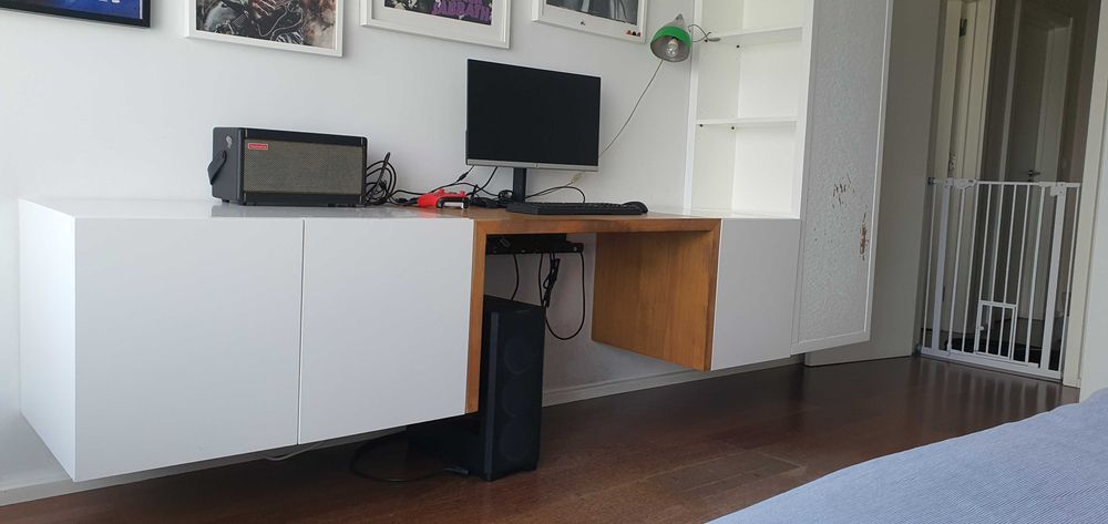 Estante suspensa, com prateleiras, secretária e painel para fotografias