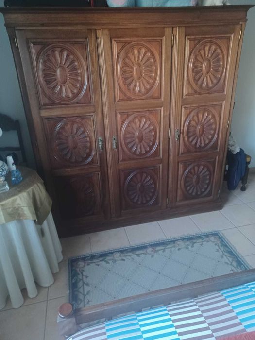 Roupeiro de madeira como novo