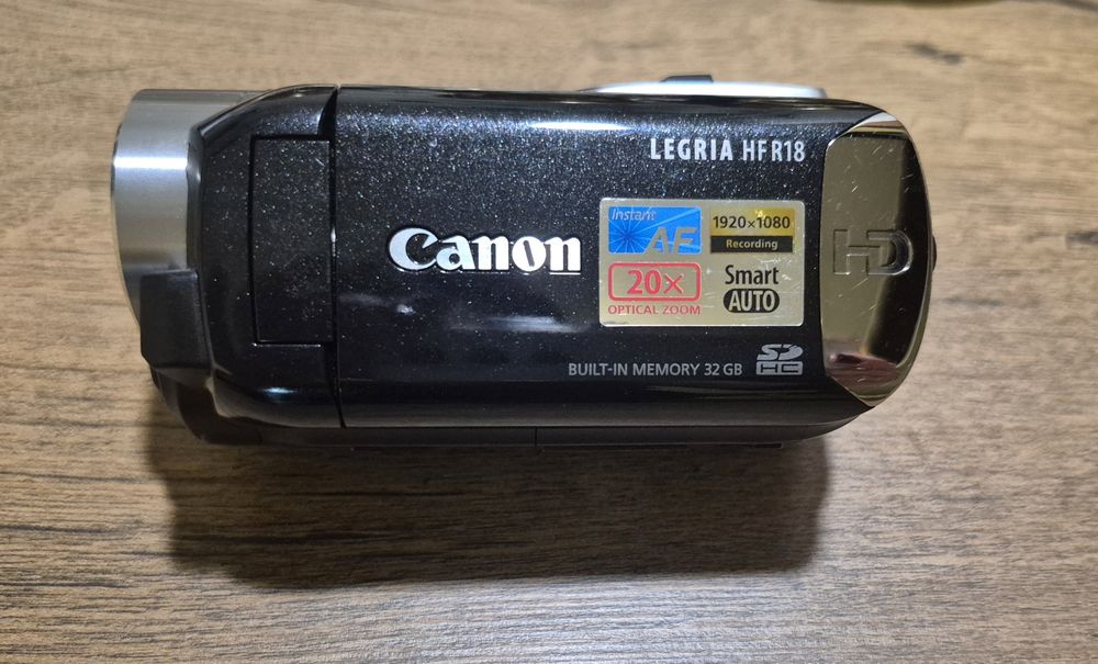 Відеокамера Canon Legria HF R18