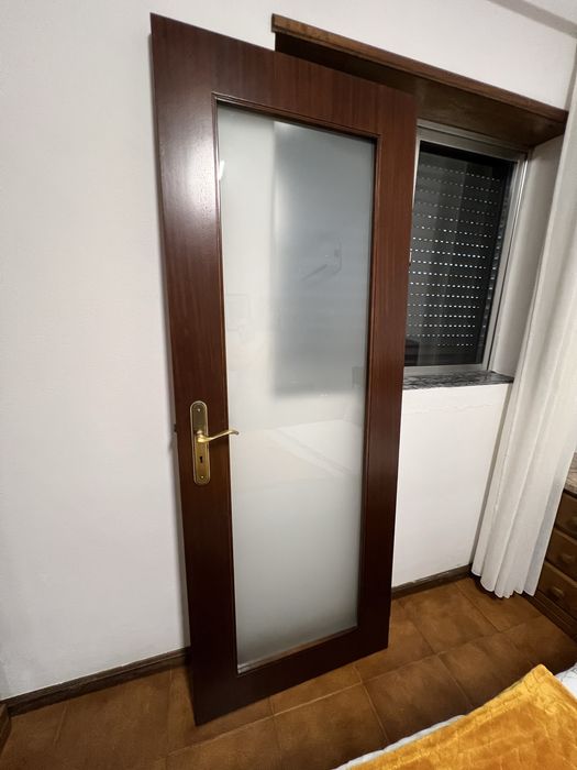 Porta em madeira com vidro (6 meses de uso, como nova)