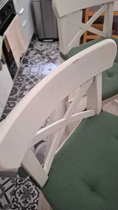 Conjunto Mesa Alta IKEA TOMMARYD + 4 Bancos INGOLF + Almofadas (130x70)